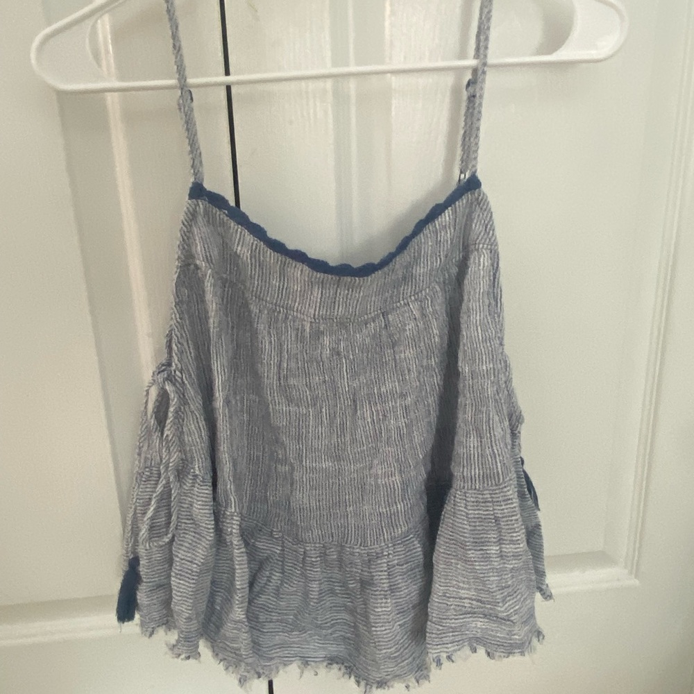American eagle flowy blue top!